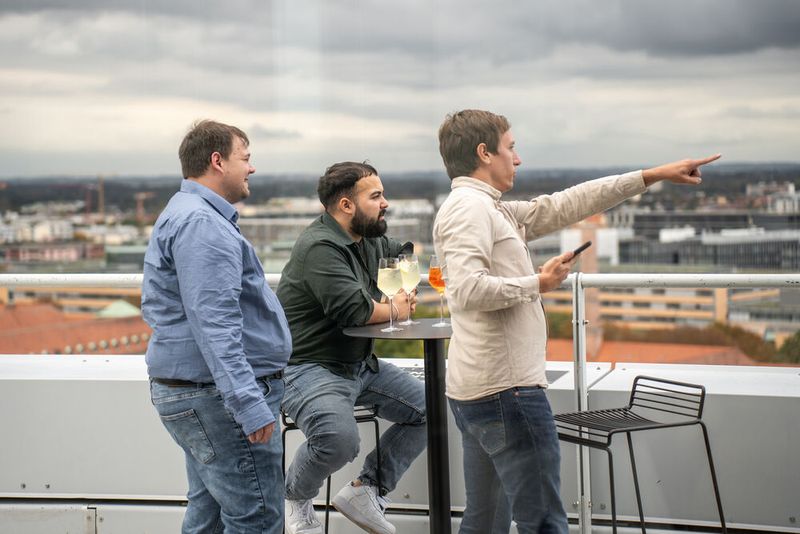 Michael Enders, Barboros Agcioglu und Florian Reißner (alle Telesys) werfen einen Blick über die Dächer von München. (Bild: C4B)
