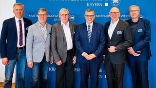 Präsidenten Günter Friedl (2. v. r.) mit Dr. Florian Herrmann, Leiter der Bayerischen Staatskanzlei (4. v.l.), dem unterfränkischen Obermeister Roland Hoier (l.), dem stellvertretenden Landesinnungsmeister Rudolf Angerer (2. v. l.) und den Vizepräsidenten Hans Bader (3. v.l.) und Karl-Heinz Breitschwert (r.).  (Bild: Kfz-Gewerbe Bayen)