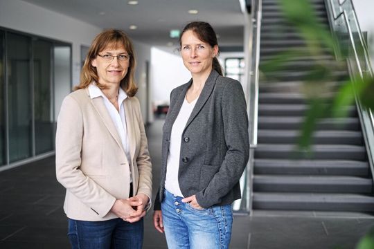 Prof. Dr. Jutta Engel (l.) und PD Dr. Simone Kurt haben mögliche Ursachen für eine Autismus-Spektrum-Störung erforscht Prof. Dr. Jutta Engel (l.) und PD Dr. Simone Kurt haben mögliche Ursachen für eine Autismus-Spektrum-Störung erforscht