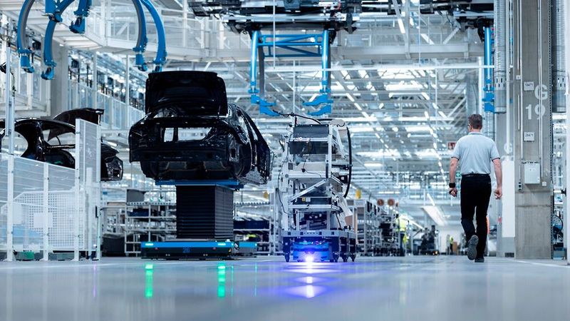 Maximale Flexibilität: In der Factory 56 von Mercedes-Benz in Sindelfingen bringen mehr als 400 fahrerlose Transportfahrzeuge (FTF) Antriebe, Karosserien und weiter Fahrzeugteile an ihren Bestimmungsort. (Bild: Mercedes Benz)