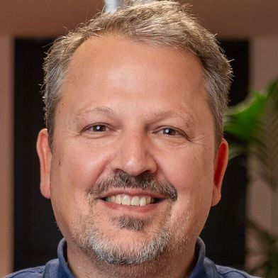 Roger Oberholzer, formateur spécialisé en IA à l'académie Kuble – House of Intelligence de Zürich. (Source : Angestellte Schweiz)