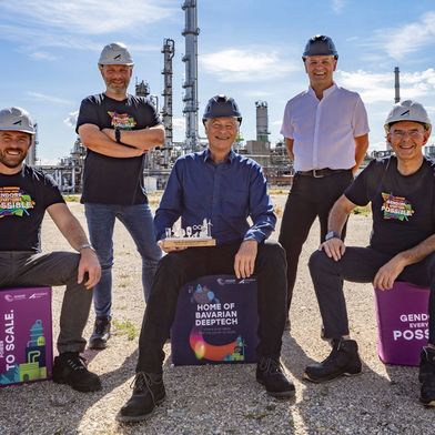 V.l. ISG-Geschäftsleiter Dominik Gschwendtner, Ansiedlungsmanager Christian Eichner, Furanova-CEO Dr. Oliver Bolzern, Furanova-COO Dr. Christian Keck, ISG-Geschäftsleiter Dr. Christoph von Reden. (Bild: Heiner Heine)