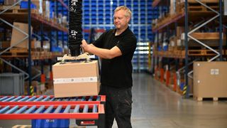 Die Produktfamilie „timLIFT“ ermöglicht nicht nur rückenschonendes Arbeiten, sondern auch eine höhere Arbeitseffizienz – zum Beispiel bei intralogistischen Prozessen. (Timmer)