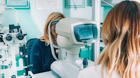 Sollten nur Augenärzte und Optiker ein Augenscreening durchführen dürfen? Der Vorsitzende Richter Steffen Wesche koppelt diese Entscheidung an die noch ausstehende Einschätzung, ob eine konkrete Gesundheitsgefahr besteht. (Bild: © Microgen - stock.adobe.com)