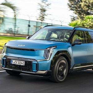 Der Kia EV9 ist ein Siebensitzer, der zugleich weit fährt und schnell lädt.(Bild:  Kia)