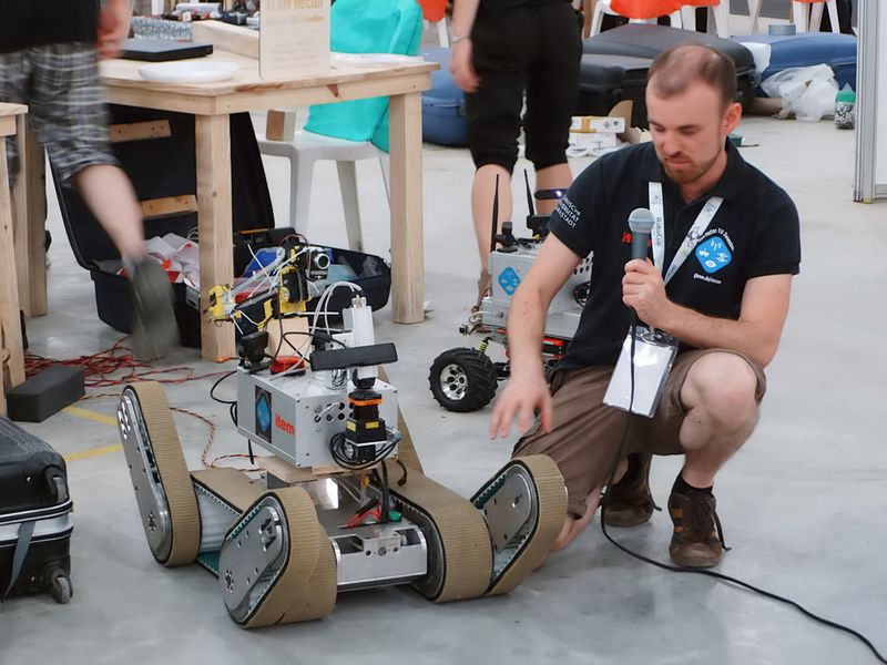 Nach der Weltmeisterschaft ist vor der Weltmeisterschaft! Während die Fußball-Weltmeister schon ihren verdienten Urlaub genießen, mussten die deutschen Roboter-Weltmeister noch in Brasilien schwitzen. Doch alle Anstrengungen haben sich gelohnt, Deutschland ist zum zweiten Mal Weltmeister in 2014. Das Team der TU Darmstadt gewann die RoboCup-Weltmeisterschaft in Brasilien mit dem Rettungsroboter Hektor. (RoboCup 2014)