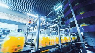 Relais mit den zwangsgeführten Kontakten kommen vorzugsweise bei sicherheitstechnischen Einrichtungen für den verlässlichen Personenschutz wie hier in der Industrie zum Einsatz.  (©romaset - stock.adobe.com)