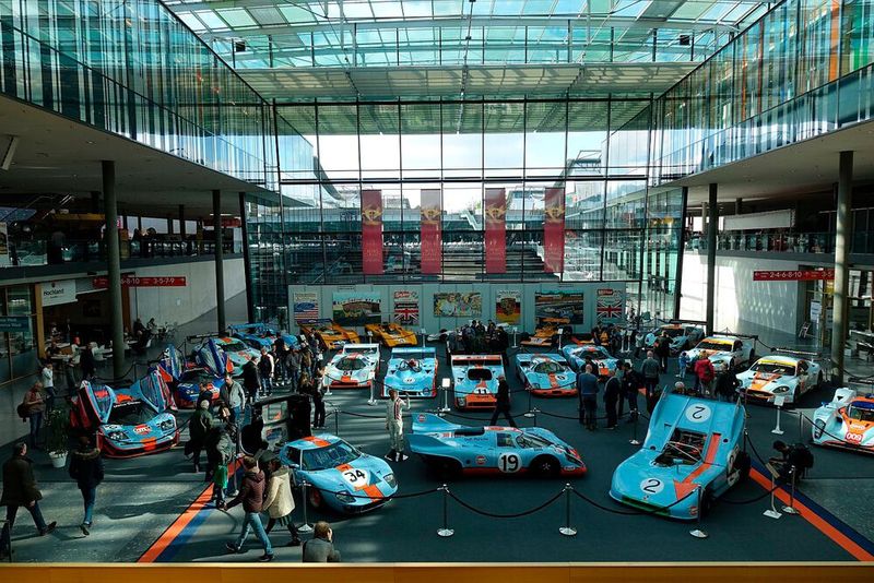 Eine Sonderausstellung belegte die eindrucksvolle Renngeschichte der Ölmarke Gulf. (Bild: Rosenow/»kfz-betrieb«)