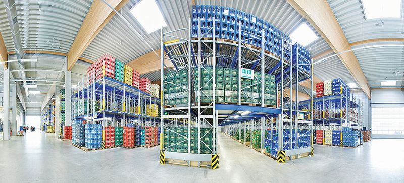 Bito lieferte für das Verteilzentrum von Fristo eine Paletten-Durchlaufregalanlage mit Kommissioniertunneln.  (Bito)