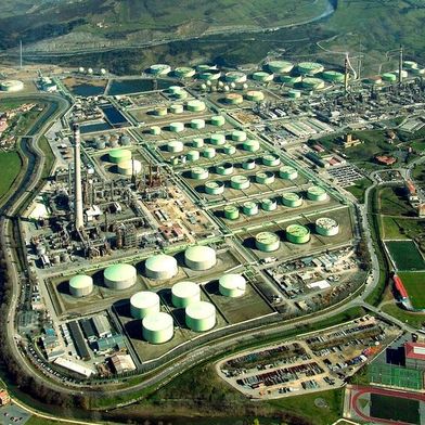 Sunfire hat bereits einen Druck-Alkali-Elektrolyseur mit einer Leistung von 10 MW an Basque Hydrogen geliefert, ein Projekt von Petronor, EVE und Enagás Renovable in Spanien.  (Bild: Petronor)
