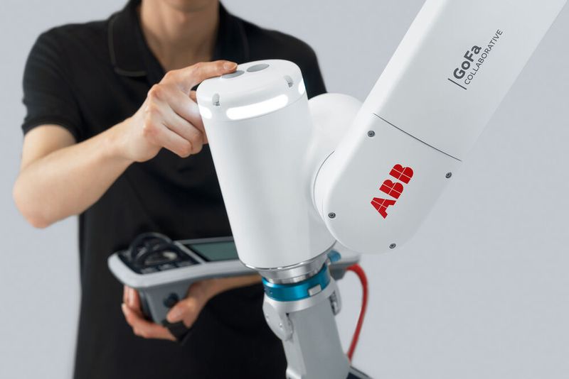 Die neuen GoFa-Robotersysteme 10 und 12 von ABB können höhere Lasten handeln als die bisherigen aus der Familie. Auch hätte sie die weltweit größte Reichweite für Cobots. Sie sind für das Polieren, das Palettieren oder eben die Maschinenbestückung konzipiert. (Bild: unazhu)
