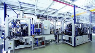 Ausgehend von einer Grundzelle, können im Baukastensystem umfangreiche Montageplätze und Montagelinien geplant und gebaut werden – Beispiele zeigt USK auf der Intec in Leipzig. (Archiv: Vogel Business Media)
