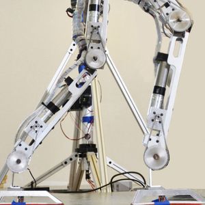 Der Roboter Amber 2 wurde unter Verwendung hochwertiger und präziser Bauteile gefertigt, um ein natürlicheres Gehverhalten als andere Roboter zu erzielen.