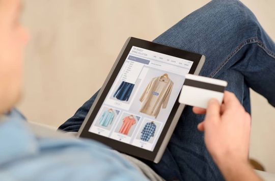 Viele Verbraucher wünschen sich im E-Commerce einen nachhaltigeren Online-Versand.(Quelle:  BluJay - GettyImages)