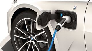 BMW hat ein Problem mit den Hochvoltbatterien in Plug-in-Hybridfahrzeugen (PHEV) aus dem Bauzeitraum 20. Januar bis 18. September 2020. (Bild: BMW)
