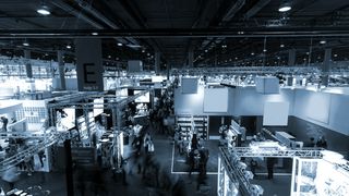 blurred-people-at-frankfurt-trade-fair-stockpack-adobe-stock-scaled (Quelle: walipix – Adobe Stock)