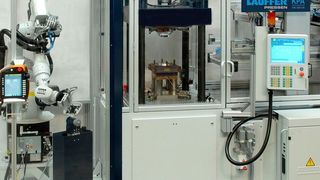 Zwei Highlights bringt Lauffer zur K 2019. Dazu gehört ein System, dass komplexe Anwendungen mit nachgeordneten Bearbeitungsschritten auf kleinem Raum ermöglicht: Die Paketlösung einer Fertigungszelle rund um einen KPA-Pressautomaten von Lauffer. Halle 13 am Stand A14. (Lauffer)