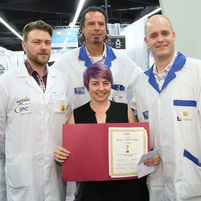 Siegerin des europäischen Handlötwettbewerbs: Ekaterina Stahlmann mit drei Prüfern des Fachverbands IPC. (Bild:  Mesago Messe Frankfurt)