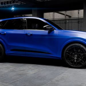 Die 22-Zoll-Felgen in „glossy black" tragen eine Bereifung der Dimension 255/35 ZR 22.(Bild:  ABT)