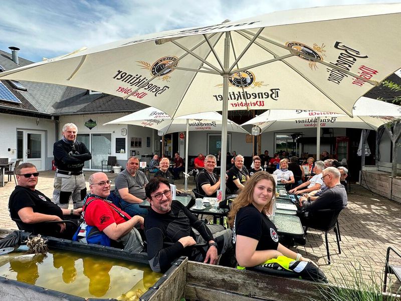 Zum Kaffee am Sonntag vereint auf dem Kröver Berg. (Bild: Vogel IT-Medien GmbH et al.)