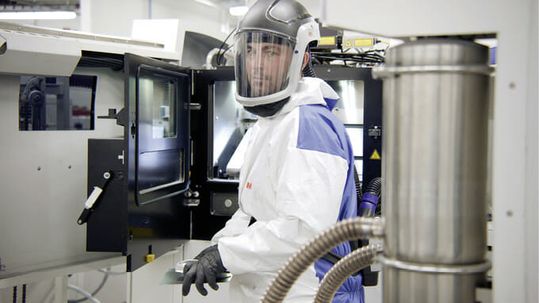 (Fast klinische Reinheit herrscht in der Produktion. Bild: Protolabs)