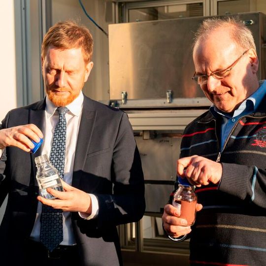 Ministerpräsident Kretschmer informierte sich persönlich an der Pilotanlage Thallwitz über die sächsische Initiative zur Erschließung regionaler CO2-Quellen für eine resiliente Chemie- und Kraftstoffindustrie. Ministerpräsident Kretschmer informierte sich persönlich an der Pilotanlage Thallwitz über die sächsische Initiative zur Erschließung regionaler CO2-Quellen für eine resiliente Chemie- und Kraftstoffindustrie.