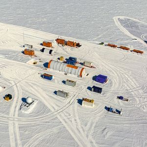 Hier wird im europäischen Projekt „Beyond Epica – Oldest Ice“ nach dem ältesten Eis der Welt gebohrt: Das Camp in Litte Dome C in der Antarktis. (Bild:  PNRA/IPEV)