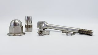 Bei sicherheits- und funktionskritischen Konstruktionen spielen bei Verbindungselemente aus nichtrostendem Edelstahl neben Werkstoff und Korrosionsbeständigkeit auch Geometrie, Fertigungsprozess und Betriebsbeanspruchung eine entscheidende Rolle für die sichere Auslegung der Schraubenverbindung. (Bild: Güldner Schrauben)