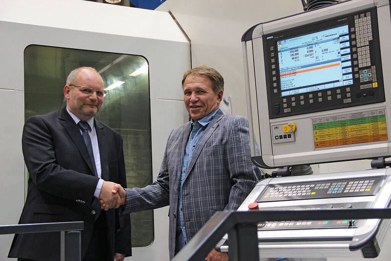 Thomas Warnatsch, geschäftsführender Gesellschafter der Mikromat GmbH in Dresden (links) und Yury P. Bogachev, Vice-Chairman des International Science Technology Center in Moskau/Russland, vereinbarten einen Letter of Intent für die Lieferung einer Präzisionsportalfräsmaschine 20V. (Bild: Kuttkat)
