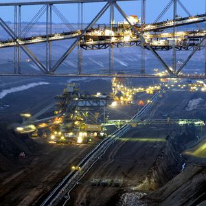 Tagebau Jänschwalde. Derzeit arbeiten in Deutschland rund 21.400 Beschäftigte im Braunkohlenbergbau - hauptsächlich zu Energiegewinnung.