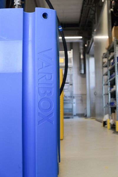 Die Varibox ist ein nachhaltiges, doppelwandiges Sicherheitsgebinde für modifizierte Alkohole und Kohlenwasserstofflösungen.  (Bild: Richard Geiss GmbH)