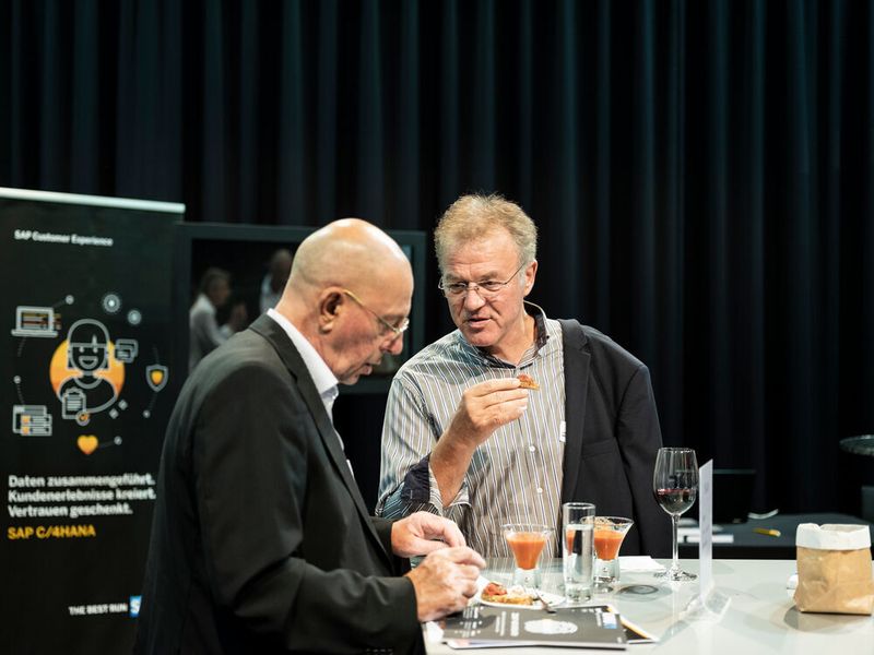 Die Swiss Industry 4.0 Conference bot zahlreiche Möglichkeiten zum Networking und an den Roundtables während der Pause konnte man das Gespräch mit den Experten suchen. (Eduard Meltzer Photography)