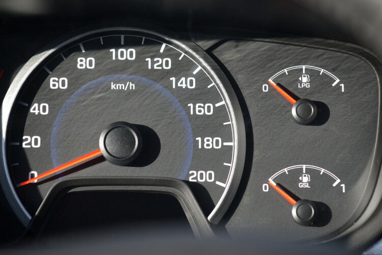 Dass es sich um einen echten Werkseinbau und keine Nachrüstung handelt, sieht man an Details, wie der Tankanzeige... (Foto: Hyundai)