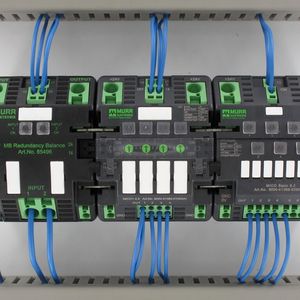 Aus einem Guss: MB Redundancy Balance in Verbindung mit dem Stromüberwachungssystem MICO. Durch ein praktisches Brücksystem lassen sich die Komponenten einfach miteinander verbinden – Verdrahtungsfehler ausgeschlossen.