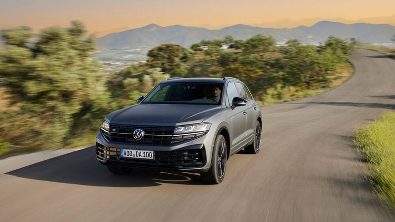Für einige Modelle kommt allerdings auch schon früher das Aus: So wäre dann Ende 2026 Schluss für den großen Touareg. (Bild: Volkswagen)