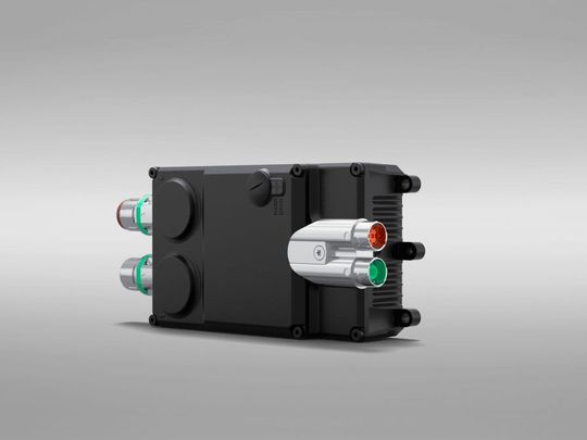 Mit seinem innovativen hybriden Verkabelungskonzept und einem um 300 Grad drehbaren Stecker für den Motor- und Geberanschluss reduziert der neue Servowechselrichter ihD von AMKmotion den Installationsaufwand erheblich.(Bild:  AMKmotion)