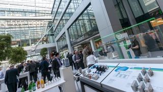 Im „The Squaire“, dem größten Bürogebäude Deutschlands, bot Wago eine Plattform für den Expertenaustausch. (Bild: Wago)