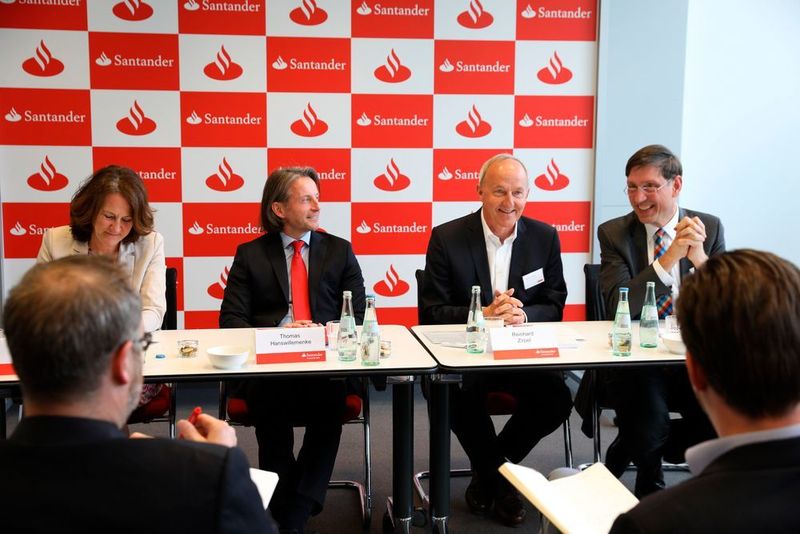 Im Gespräch mit Medienvertretern: (v.re.) Norbert Verweyen (Bereichsleiter Effizienz bei Innogy) , Reinhard Zirpel (Präsident VDIK), Thomas Hanswillemenke (Vorstand Mobilität) und Anke Wolff (Pressesprecherin, beide Santander Consumer Bank ).  (Santander)