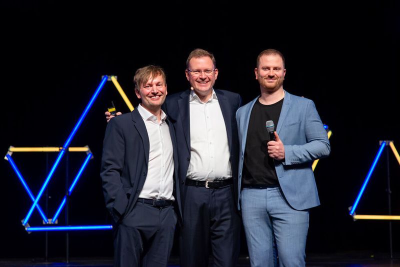 Auch der CTO von natif.ai, Manuel Zapp, war gemeinsam mit Johannes Korves (Co-CEO natif.ai) und Dr. Michael Berger (President Docuware) auf der Bühne.  (Bild: Docuware)