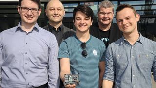 Die Studiengangsinitiatoren Prof. Bernd Finkbeiner (hinten links) und Prof. Andreas Zeller (hinten rechts) mit den Erfindern des "Bitahoy Watchdog": Alexander Fink, Marius Bleif und Roman Tabachnikov (vorne v.l.). (Becker und Bredel)