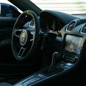 Die Lenkung ist perfekt gewichtet und von beinahe nervöser Präzision, die Limits in den Kurven liegen extrem hoch.(Bild:  Autoren-Union Mobilität/Porsche/Rossen Gargolov)