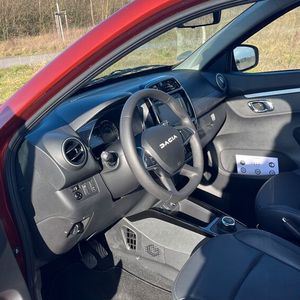 2. Das Platzangebot: ... ist vorne trotz der kompakten Ausmaße gut. Allerdings lässt sich das Lenkrad nicht verstellen. Das dürfte für den ein oder anderen Fahrer unangenehm werden. (Bild:  Simon – VCG)