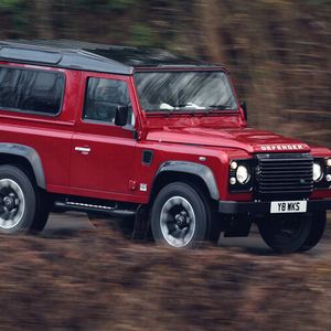 Davon träumt so mancher Senior: Zum 70. Geburtstag hat Land Rover den Defender buchstäblich noch einmal flott gemacht – mit einem 405 PS starken V8-Motor.(Bild:  Jaguar Land Rover)