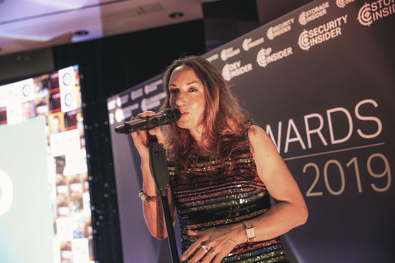 Goldkehlchen Maggie Jane sorgt wie immer für die stimmungsvolle musikalische Begleitung, ... (Bild: artful rooms / VIT)