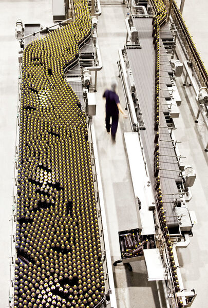 Das Automatisierungskonzept Optimized Packaging Line (OPL) ermöglicht es die Kosten in Verpackung und Abfüllung mit Hilfe durchgängiger Prozesse deutlich zu reduzieren. (Bild: www.siemens.com/press)