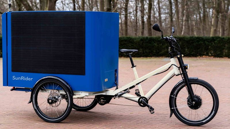 Deutlich teurer, dafür allerdings auch nachhaltiger und außerdem auf große Lasten ausgelegt ist das Dreirad Sunrider der holländischen Firma Need The Globe. Das gut 3 Meter lange Pedelec zeichnet sich durch eine große Transportbox auf seiner rund einen Meter breiten Hinterachse aus. In das geschlossene Cargoabteil passt rund ein Kubikmeter Gepäck, das bis zu 150 Kilogramm wiegen darf. Der Clou sind jedoch die an den Seiten und auf dem Dach der Transportbox angebrachten Solarpanele, die einen Großteil des für den E-Antrieb benötigten Stroms bereitstellen können. Die PV-Anlage mit 545 Watt Peak deckt an sonnigen Tagen bis zu 100 Prozent des Strombedarfs. Der vornehmlich für Logistikunternehmen und Lieferdienste entwickelte Sunrider bietet einen 1,6 kWh großen Akku, für Vortrieb sorgt ein 250-Watt-Pedelec-Motor. Kostenpunkt: 14.500 Euro.  (Bild: Hersteller)