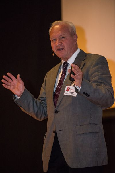 Prof. Rudolf Voit-Nitschmann erläuterte auf dem Praxisforum der Fachtagung die CFK-Struktur des Elektroflugzeugs E-Genius. Er ist am Institut für Flugzeugbau der Universität Stuttgart für die Konstruktion des zweisitzigen Motorseglers verantwortlich. (Bild: Mack)