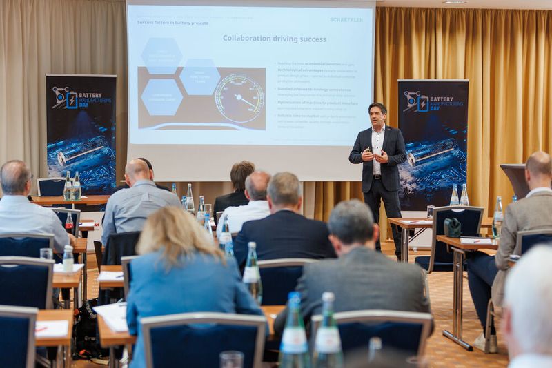 Jens Kiefer, Schaeffler Special Machinery: „Es ist wichtig, mit den Kunden gemeinsam Maschinen- und Anlagenkonzepte zu entwickeln, die sich vom Markt abheben. Hier braucht es noch mehr Offenheit.“ (Bild: Eidens-Holl)