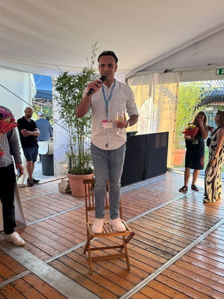 Zeit zum Anstoßen! Das Abendevent startet mit einer sympathischen Rede von Santosh Wadwa (Fsas). (Bild: Vogel IT-Medien GmbH)