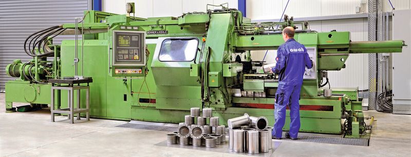 Horizontale Drückmaschine mit Bauteilen (Bild: awab)